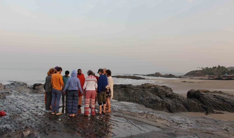 Yoga am Strand in Indien